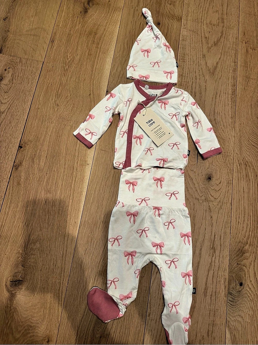 Kyte Baby Take Me Home Set with Cap in Bow Baby Footies NB